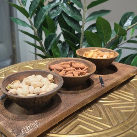 مضيفة مكسرات