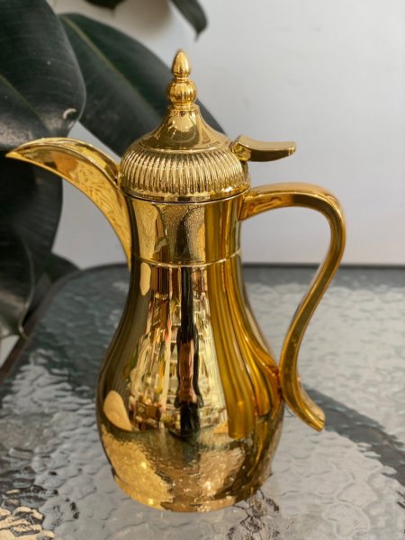دلة باللون الذهبي