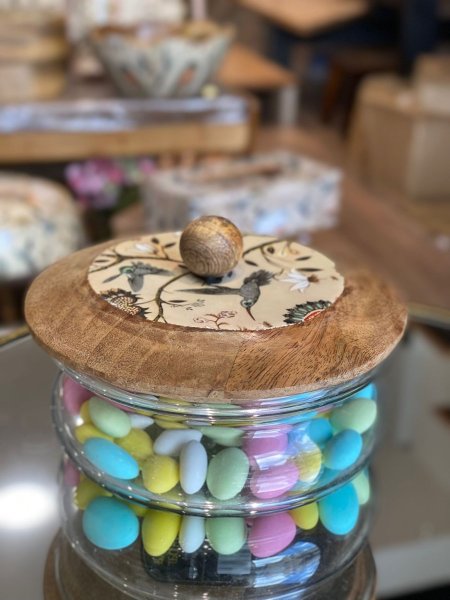 مضيفة زجاج مع غطاء