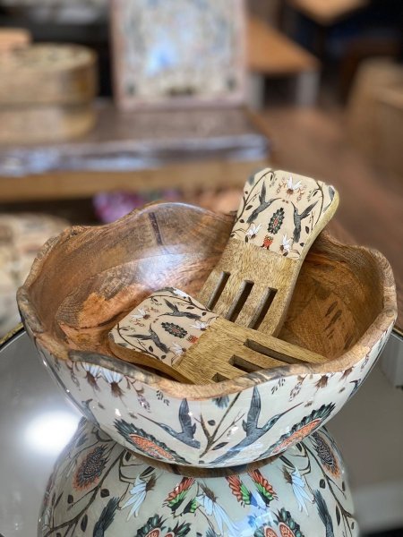صحن سلطة مع شوكتين