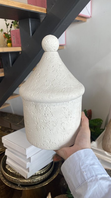 مضيفة حجرية مع غطاء
